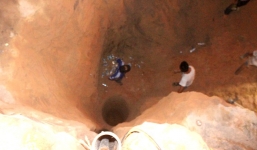 Bé gái 7 tuổi rơi xuống giếng khoan được giải cứu như thế nào?